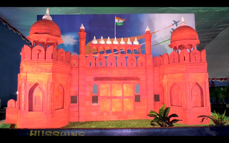 كعكة على شكل القلعة الحمراء في نيودلهي تشد انتباه الزوار