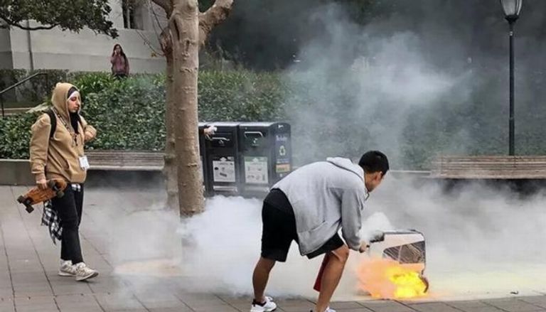 أحد الطلاب يحاول إخماد النيران التي اندلعت في الروبوت