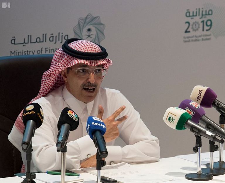 وزير المالية السعودي أثناء المؤتمر الصحفي