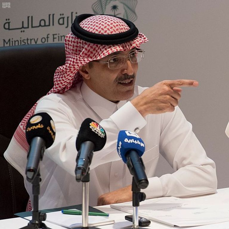 وزير المالية السعودي أثناء المؤتمر الصحفي