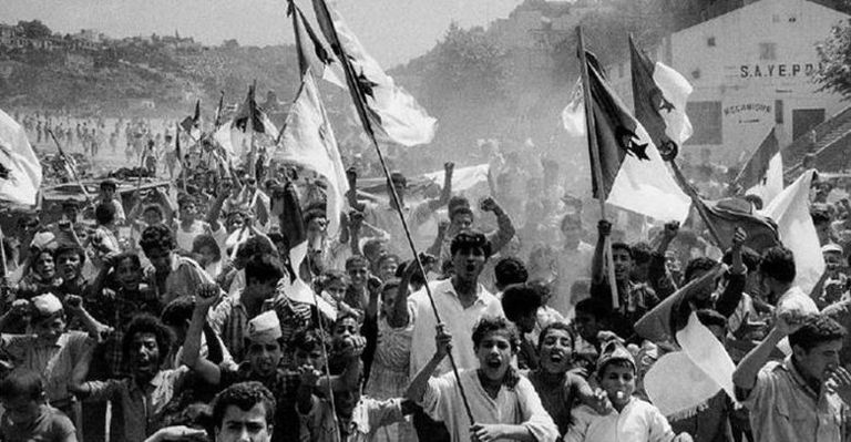 فرحة الجزائريين بالاستقلال في 1962 الجزائر العاصمة - صورة أرشيفية