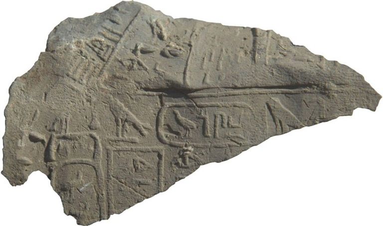 نقوش أثرية تحمل أسماء ملوك مصر القديمة جانب من آثار كوم أمبو في أسوان