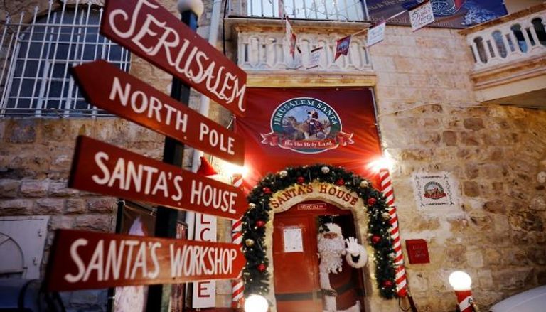 بابا نويل ينشر البهجة في القدس استعدادا لعيد الميلاد