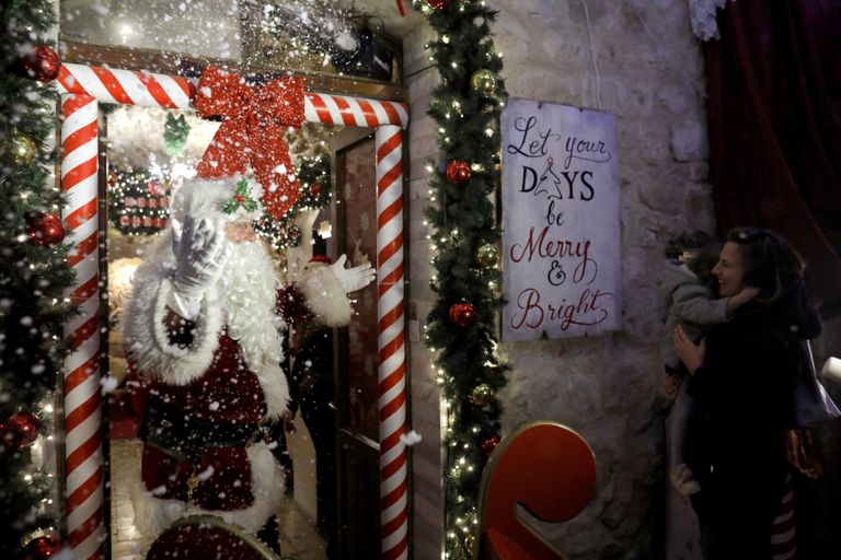 بابا نويل ينشر البهجة في القدس استعدادا لعيد الميلاد