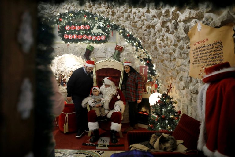 بابا نويل ينشر البهجة في القدس استعدادا لعيد الميلاد