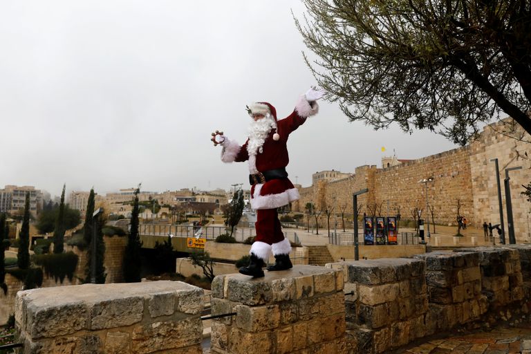 بابا نويل ينشر البهجة في القدس استعدادا لعيد الميلاد