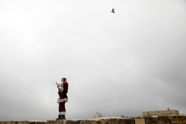 بابا نويل ينشر البهجة في القدس استعدادا لعيد الميلاد