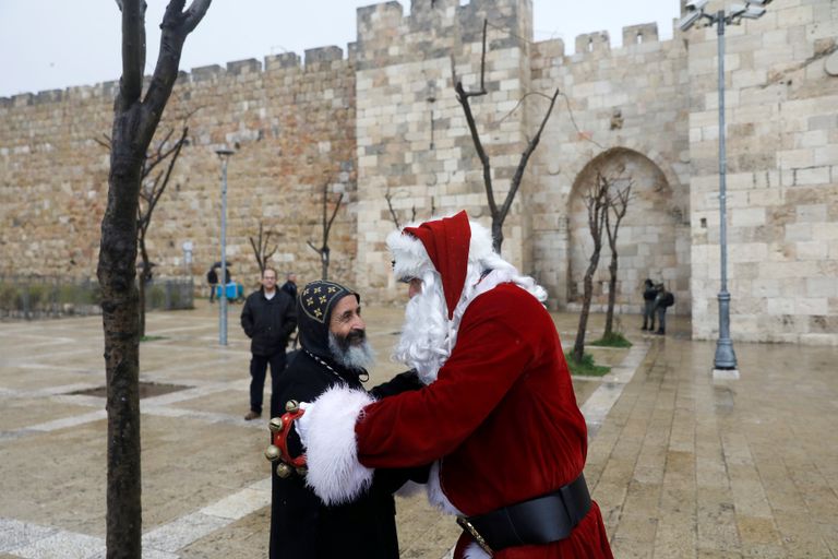 بابا نويل ينشر البهجة في القدس استعدادا لعيد الميلاد