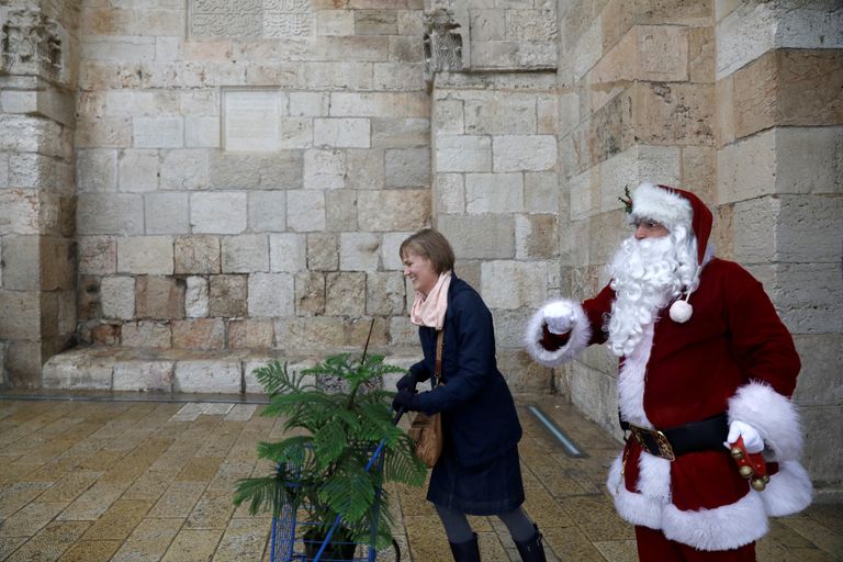 بابا نويل ينشر البهجة في القدس استعدادا لعيد الميلاد
