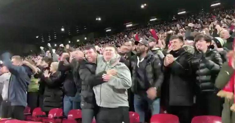 مايك كيرني مشجع ليفربول الكفيف يحتفل بهدف محمد صلاح في نابولي مشجع ليفربول الكفيف مع محمد صلاح