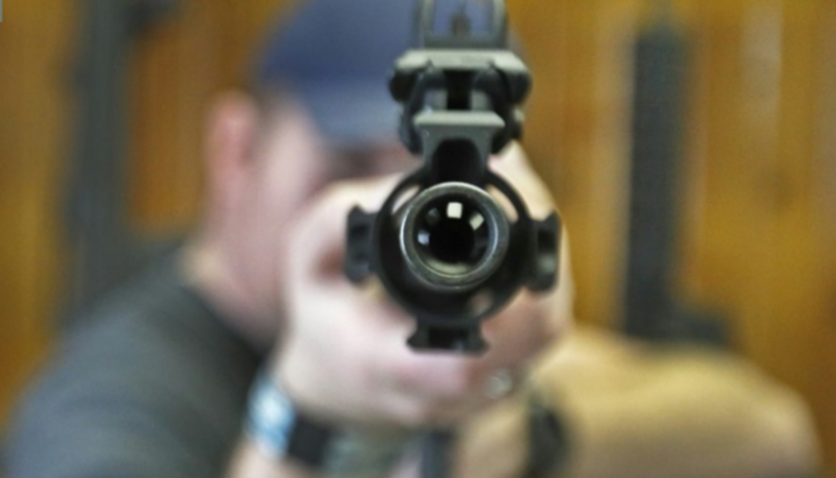 رجل يحمل سلاحا في متجر أسلحة بولاية يوتا الأمريكية