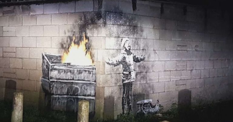 رسمة بانكسي لصبي صغير على جدار