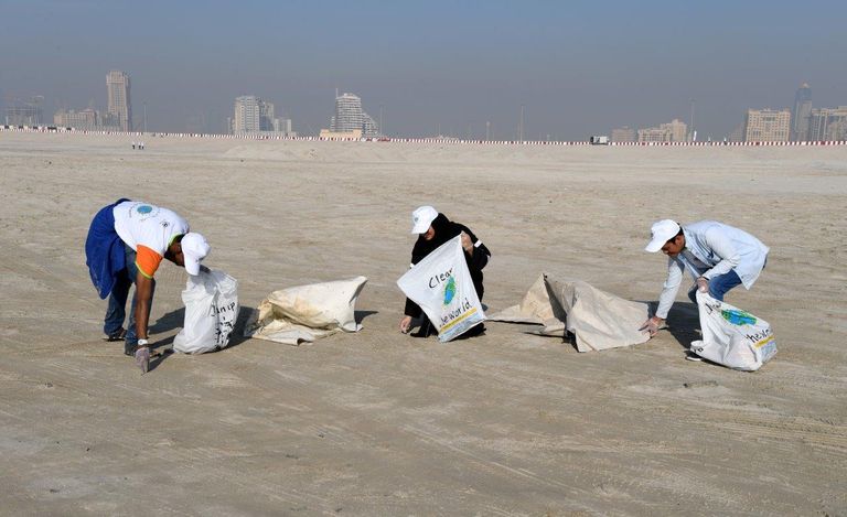 المشاركون في حملة "نظفوا العالم"