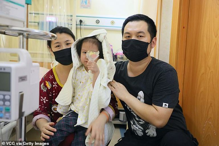 الطفلة ياكسين مع والدها