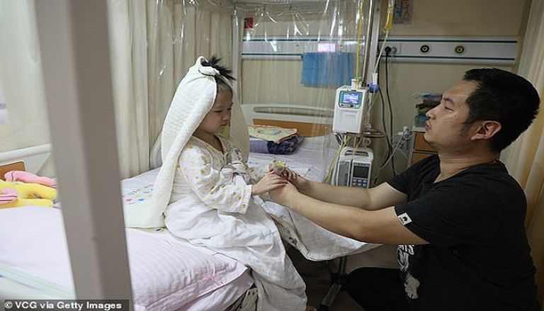 الطفلة ياكسين مع والدها