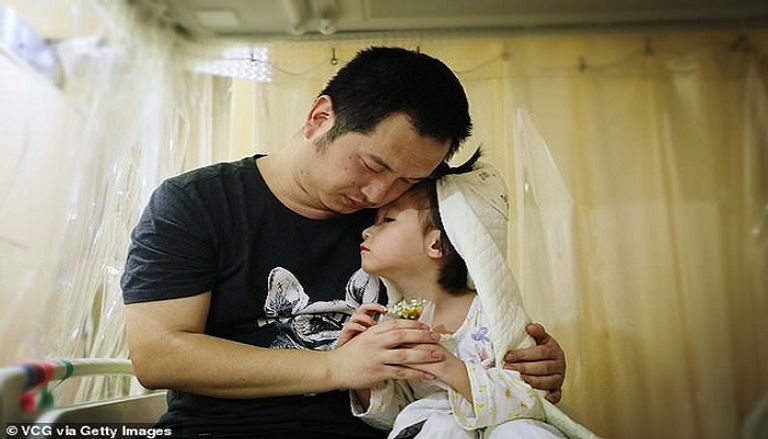 الطفلة ياكسين مع والدها