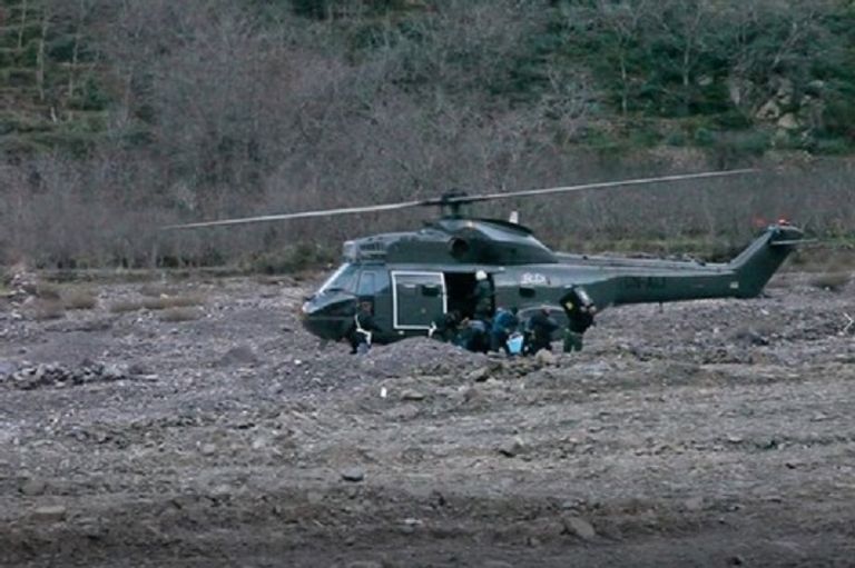 فرق التحقيق والإسعاف المغربية بموقع الحادث فرق التحقيق المغربية بموقع الحادث