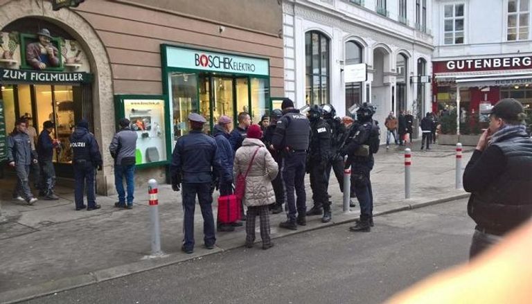 الشرطة النمساوية أمام موقع الحادث 