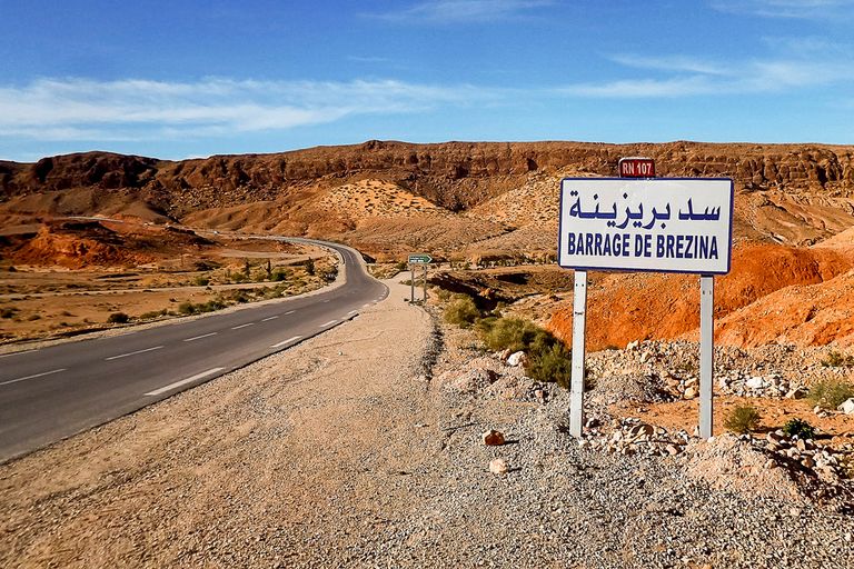 الطريق إلى مدينة بريزينة مدخل المدينة السينمائية "بريزينة" في الجزائر