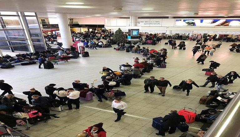 الركاب ينتظرون في مطار جاتويك ببريطانيا