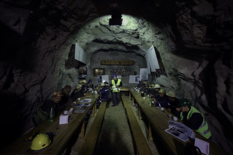 زائر للمقهى يحتسي القهوة داخل المنجم