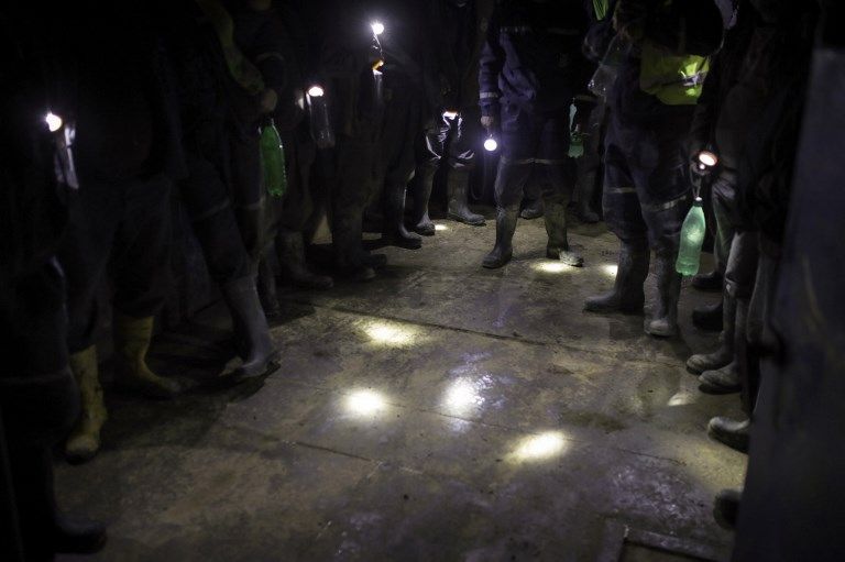 زائر للمقهى يحتسي القهوة داخل المنجم