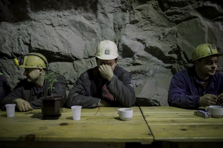 زائر للمقهى يحتسي القهوة داخل المنجم