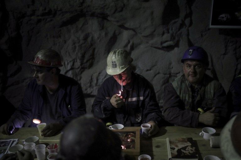 زائر للمقهى يحتسي القهوة داخل المنجم