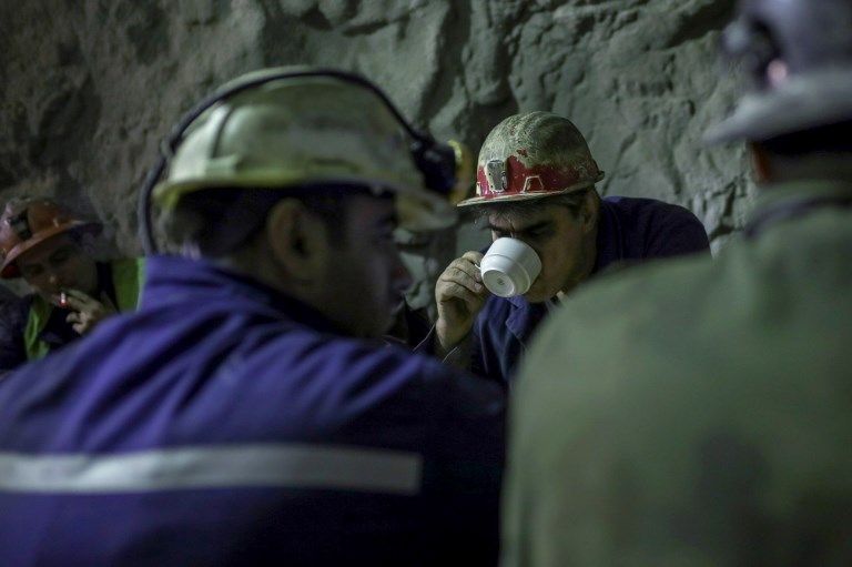 زائر للمقهى يحتسي القهوة داخل المنجم