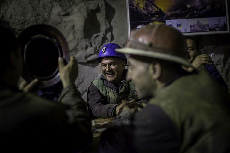 زائر للمقهى يحتسي القهوة داخل المنجم