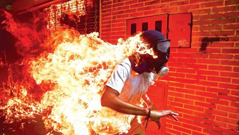 إحدى الصور المشاركة في المعرض لشابات يتعلمن السباحة