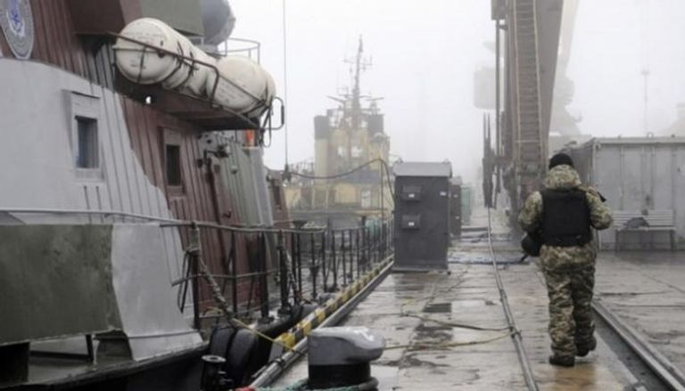 جندي أوكراني تابع لقوات البحرية في ميناء بحر آزوف