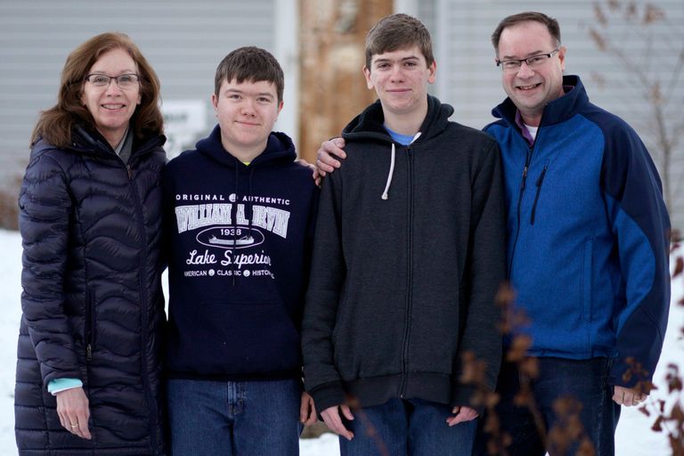 أليكس وكورت مع والديهما أليكس وكورت جونسون بصحبة توأمهما ماثيو وجيمس جاردنر