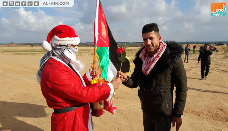 بابا نويل الفلسطيني يوزع الورود على متظاهري العودة بغزة