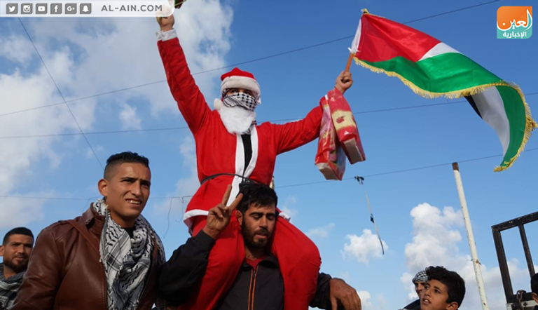 بابا نويل الفلسطيني يوزع الورود على متظاهري العودة بغزة