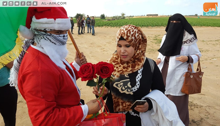 بابا نويل الفلسطيني يوزع الورود على متظاهري العودة بغزة