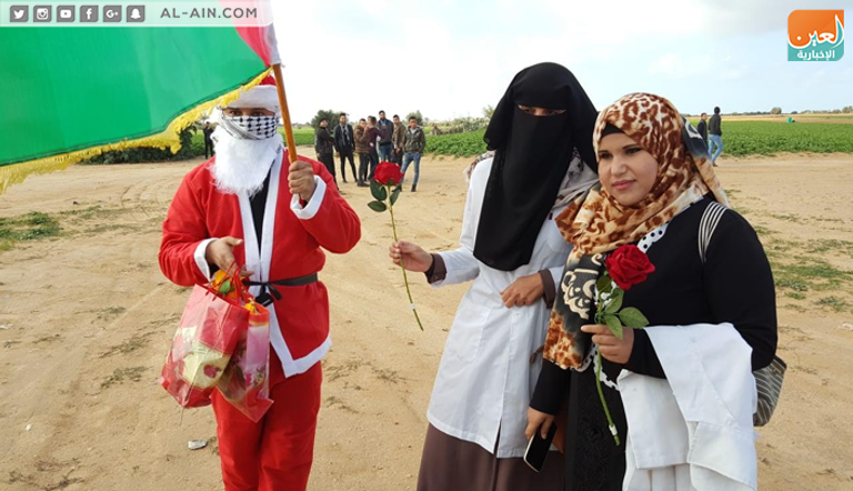 بابا نويل الفلسطيني يوزع الورود على متظاهري العودة بغزة