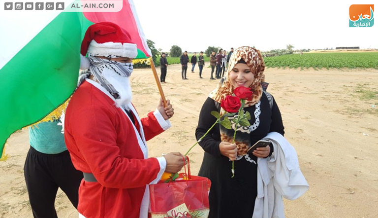 بابا نويل الفلسطيني يوزع الورود على متظاهري العودة بغزة