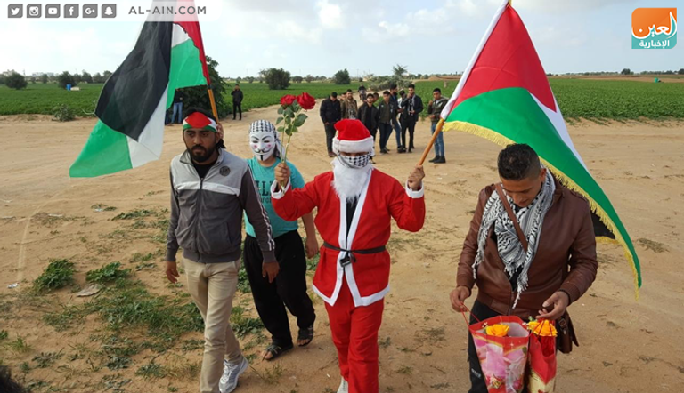 بابا نويل الفلسطيني يوزع الورود على متظاهري العودة بغزة