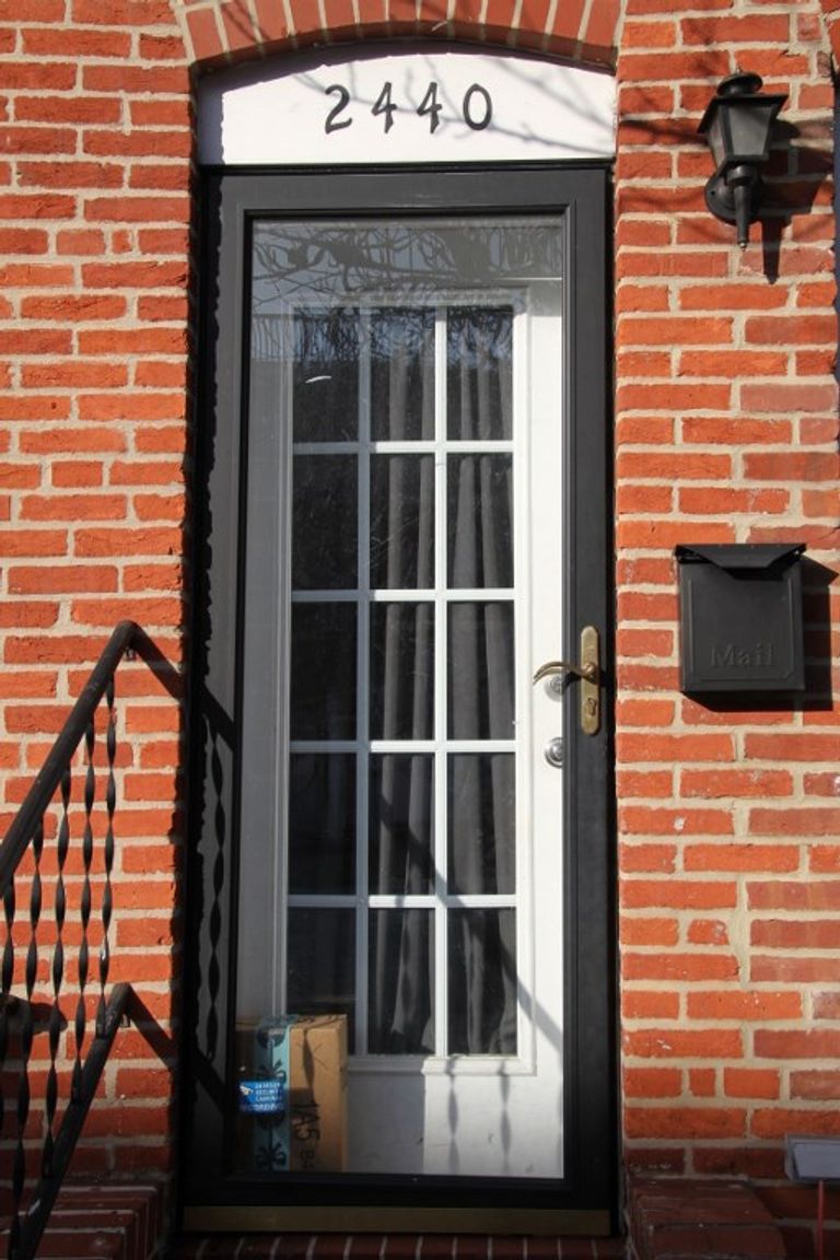 صورة لكاميرا مراقبة أمام منزل في الولايات المتحدة