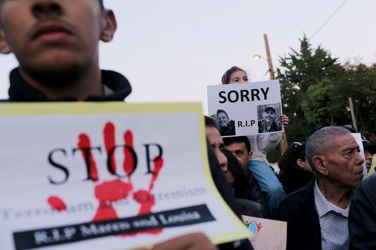 وقفات صامتة للعشرات بالمغرب لتأبين سائحتين قتلتا في جبال أطلس