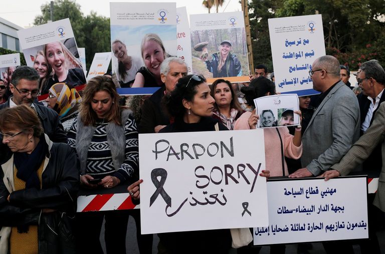 وقفات صامتة للعشرات بالمغرب لتأبين سائحتين قتلتا في جبال أطلس