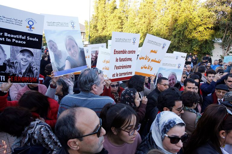 وقفات صامتة للعشرات بالمغرب لتأبين سائحتين قتلتا في جبال أطلس