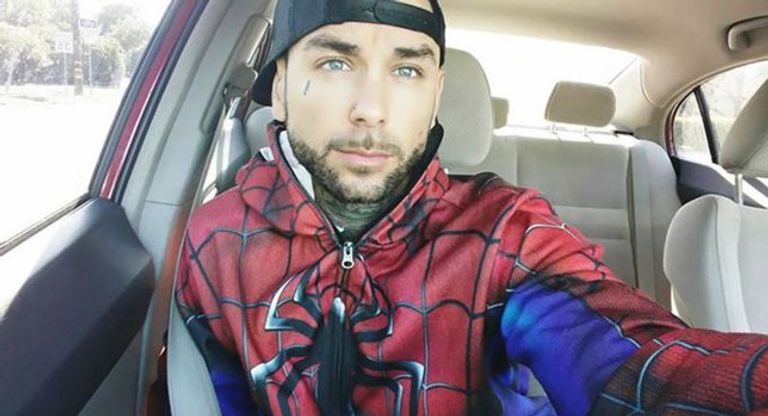 أمريكي يتنكر في زي سبايدر مان لإسعاد الأطفال المرضى