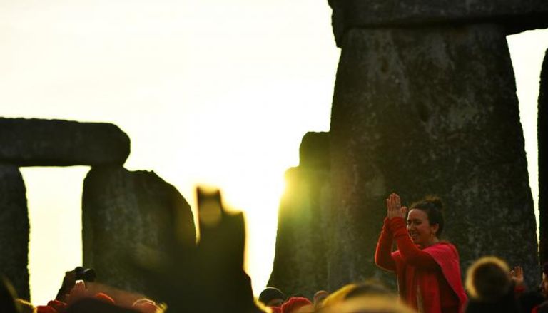 آلاف المحتفلين يشاهدون الانقلاب الشمسي الشتوي في موقع أثري بريطاني