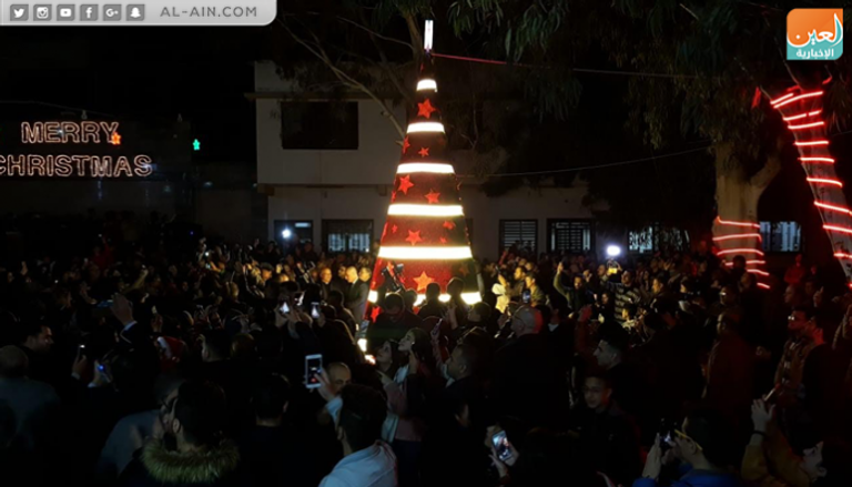 فلسطينيون يضيئون شجرة الميلاد بغزة 