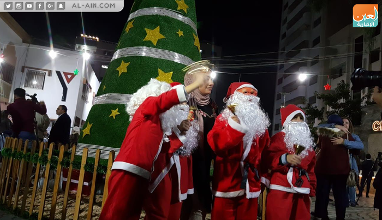 فلسطينيون يضيئون شجرة الميلاد بغزة