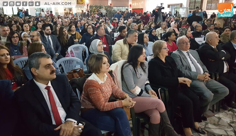 فلسطينيون يضيئون شجرة الميلاد بغزة