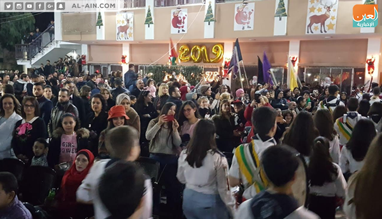 فلسطينيون يضيئون شجرة الميلاد بغزة