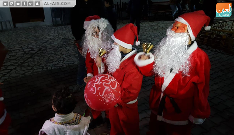 فلسطينيون يضيئون شجرة الميلاد بغزة